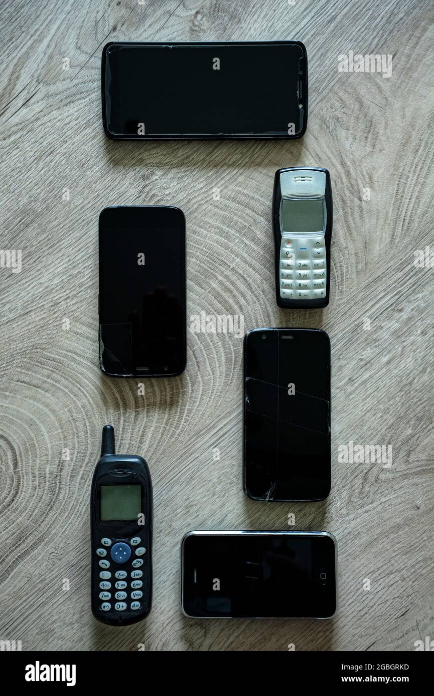 Teléfonos móviles inteligentes y tontos. Foto de stock