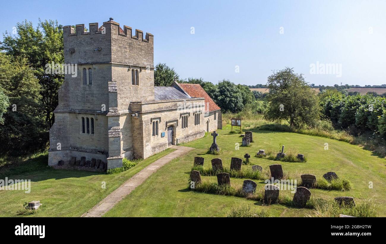 COSGROVE, REINO UNIDO - 22 de julio de 2021: La Iglesia de San Bartolomé, Furtho, Northamptonshire bajo el cielo en un día asunny Foto de stock