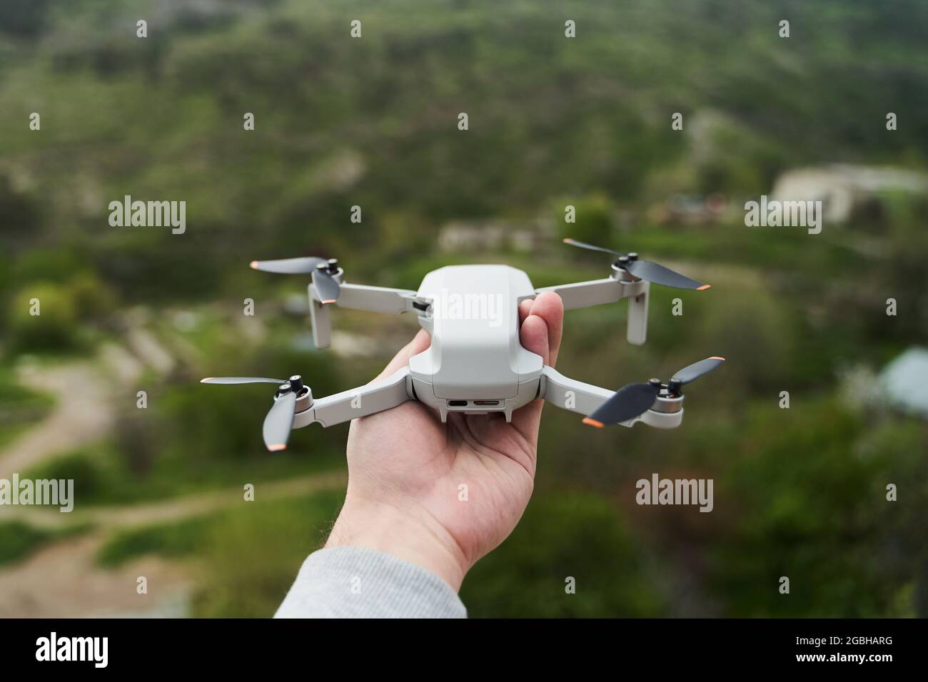 Pequeño y moderno cuadruplicador compacto en la mano de un hombre. Lanzar  un drone desde tu mano Fotografía de stock - Alamy