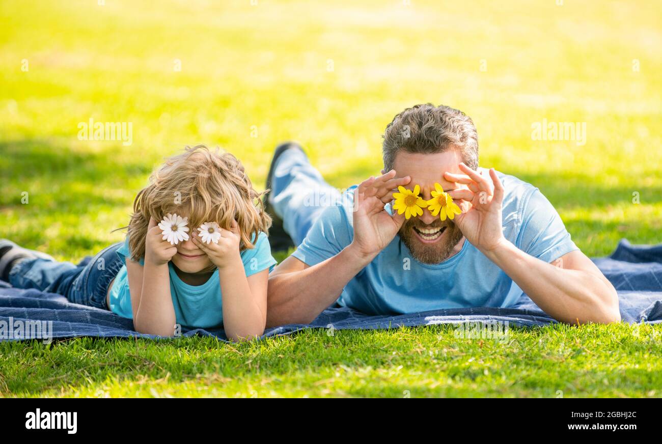 día de los padres. alegre padre e hijo divertirse en el parque. valor