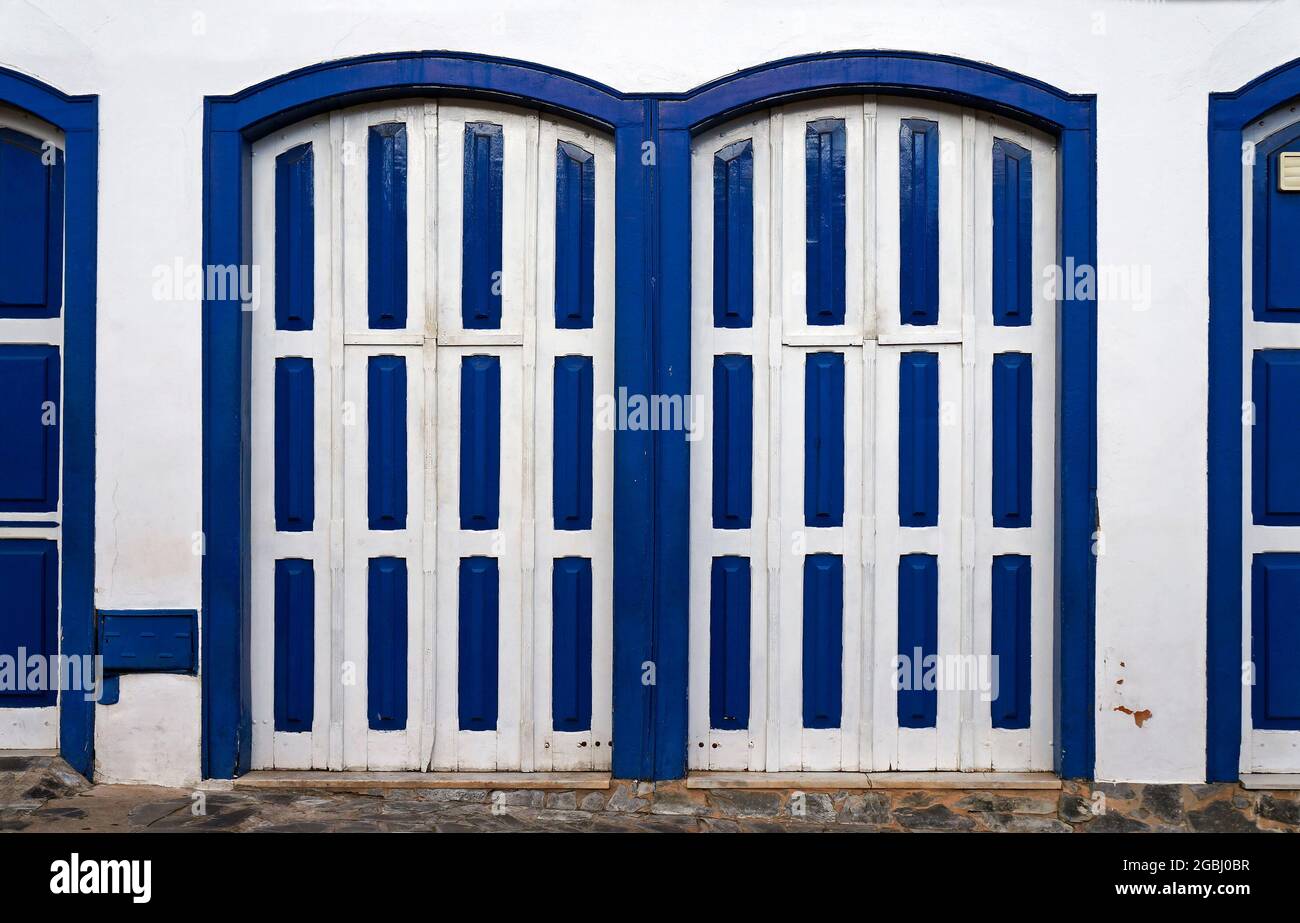 Puertas coloniales fotografías e imágenes de alta resolución - Alamy