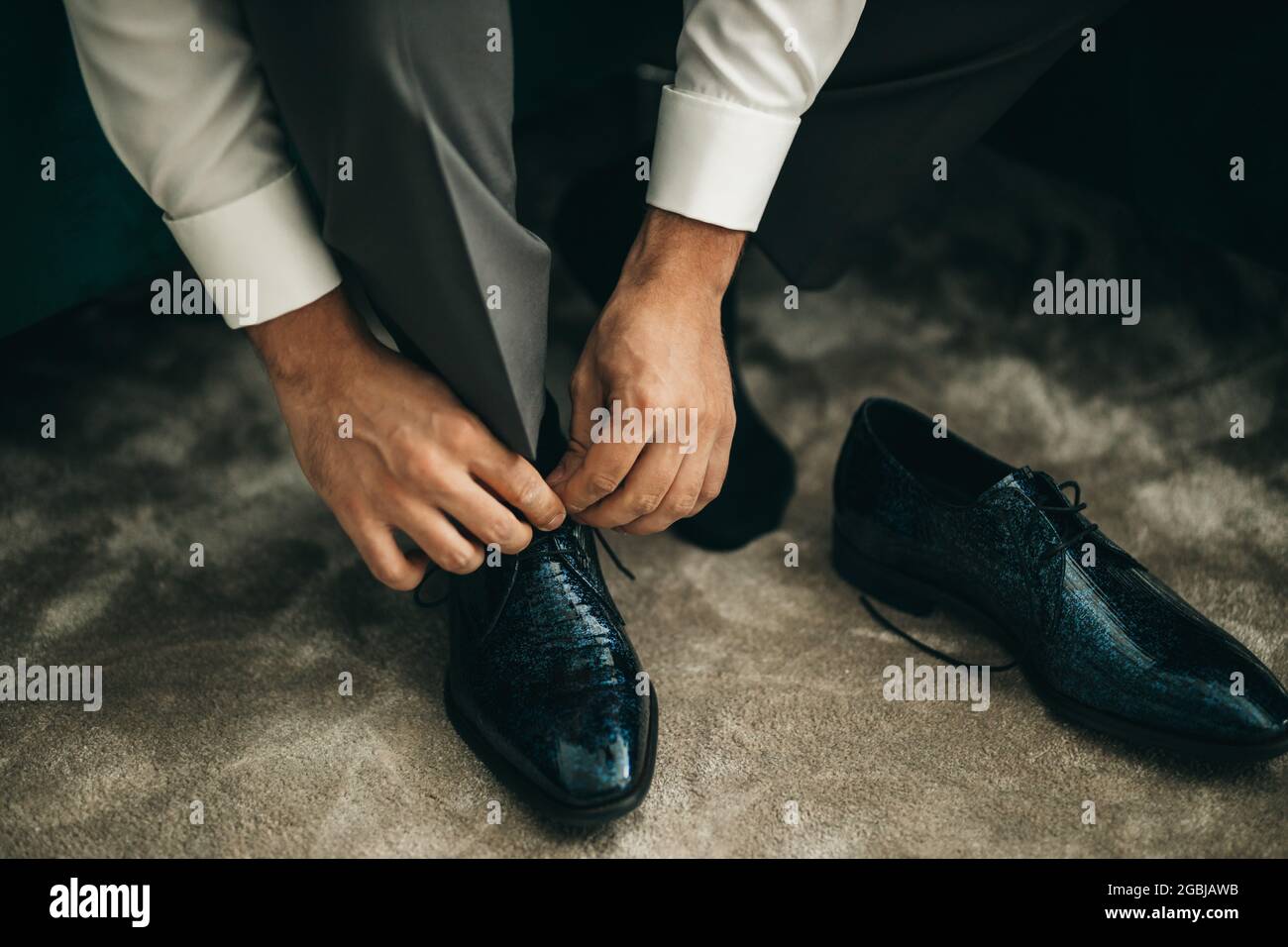 Hombre poniendo el par de zapatos negros elegantes Fotografía de stock -  Alamy