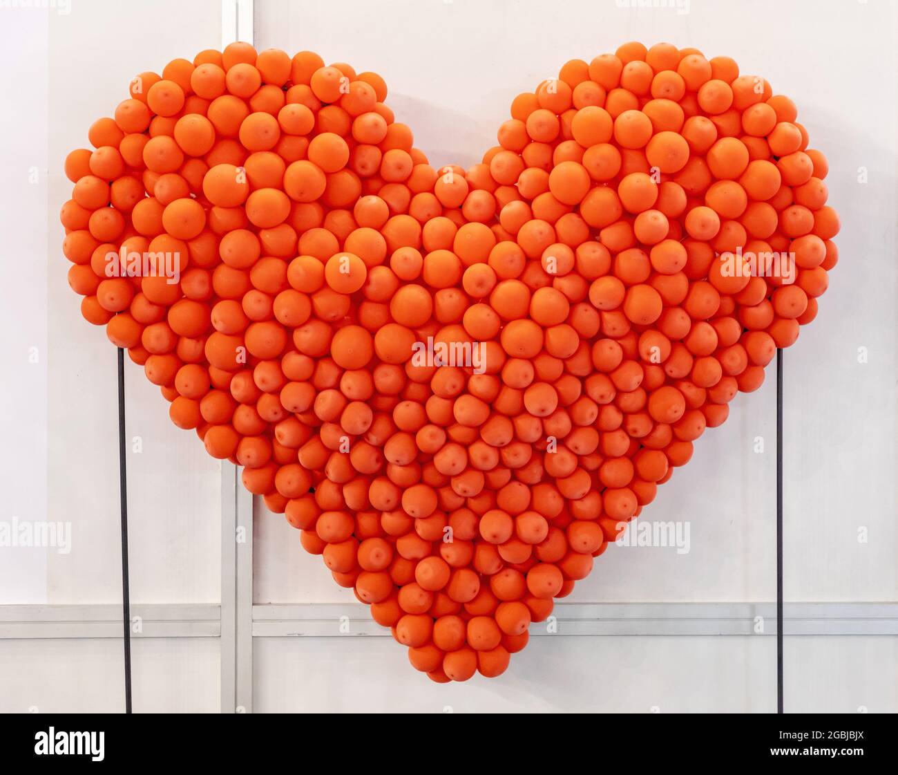 Forma de corazón grande hecha de globos de látex Fotografía de stock - Alamy