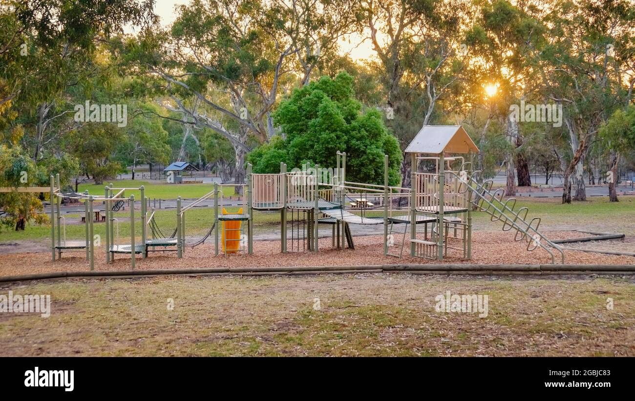 Parque infantil en Belair Park al atardecer, Australia del Sur Foto de stock
