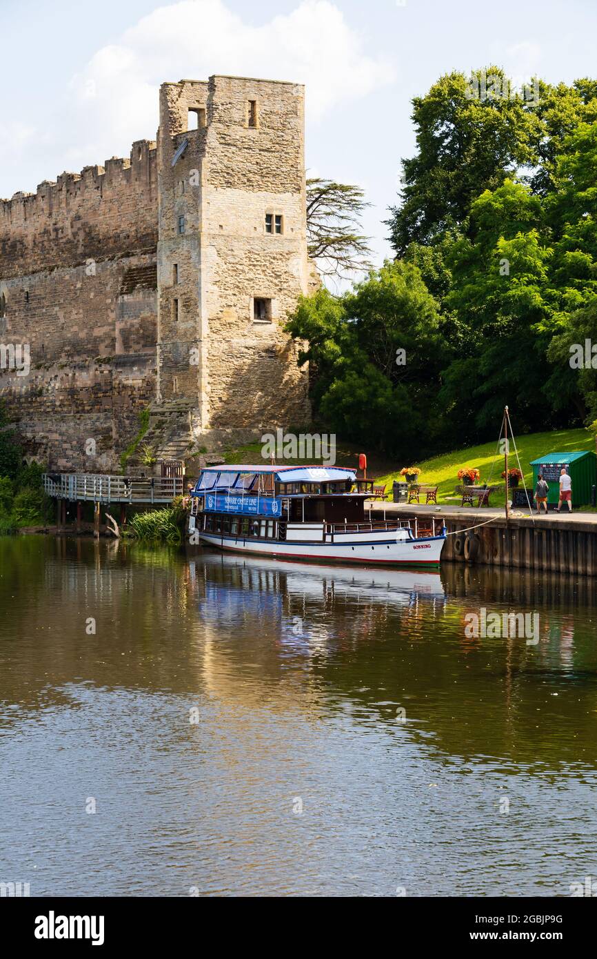 Barco crucero por el río, Sonning, amarrado en el Castillo de Newark, Newark on Trent, Nottinghamshire, Inglaterra. Foto de stock