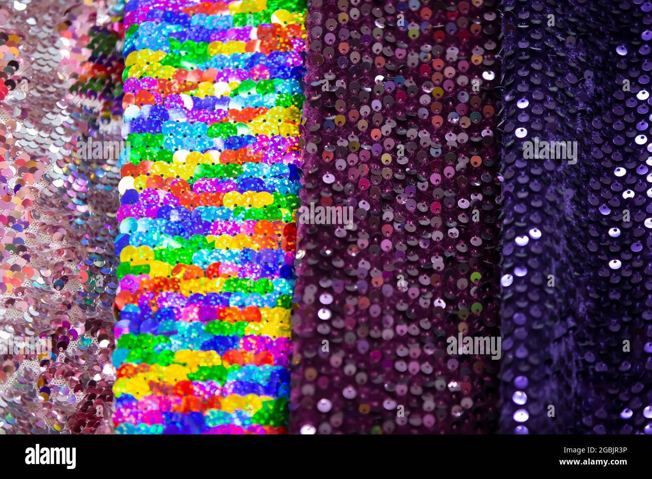 Lienzos multicolores de tela con piedras de rinoceronte de la misma  textura. Producción textil Fotografía de stock - Alamy