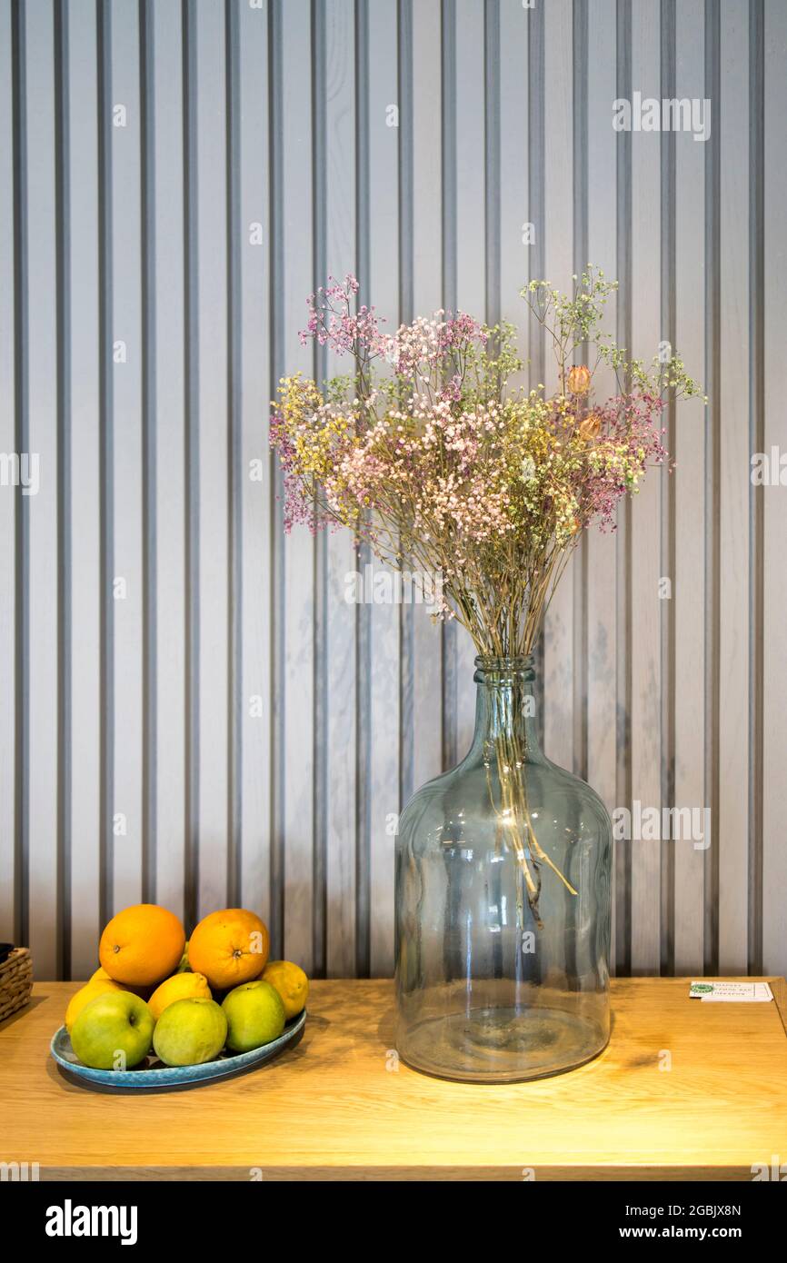 Limones en un florero de vidrio fotografías e imágenes de alta resolución -  Alamy