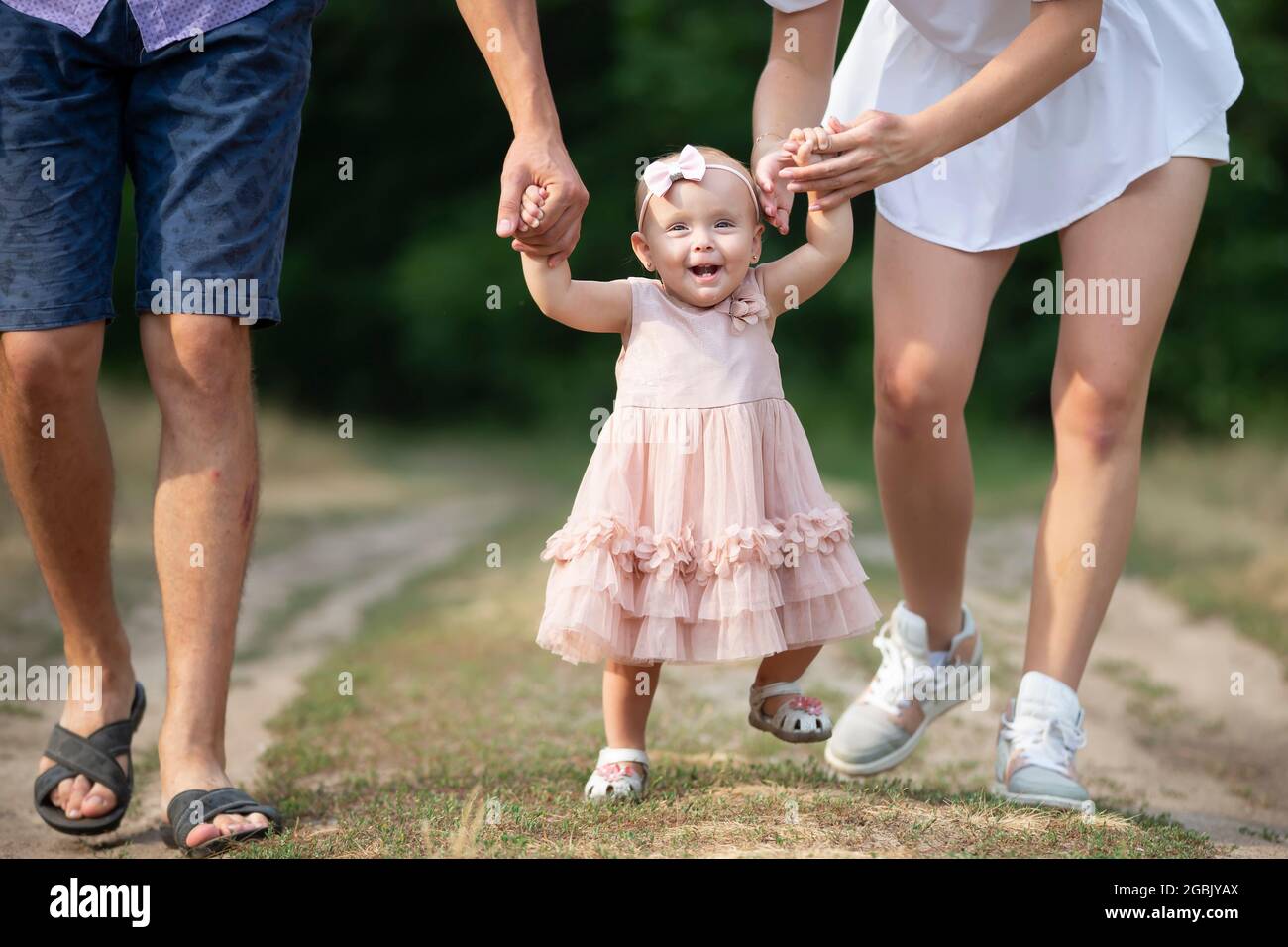 Papa Mama Y Bebe Caminando Fotos E Imagenes De Stock Alamy