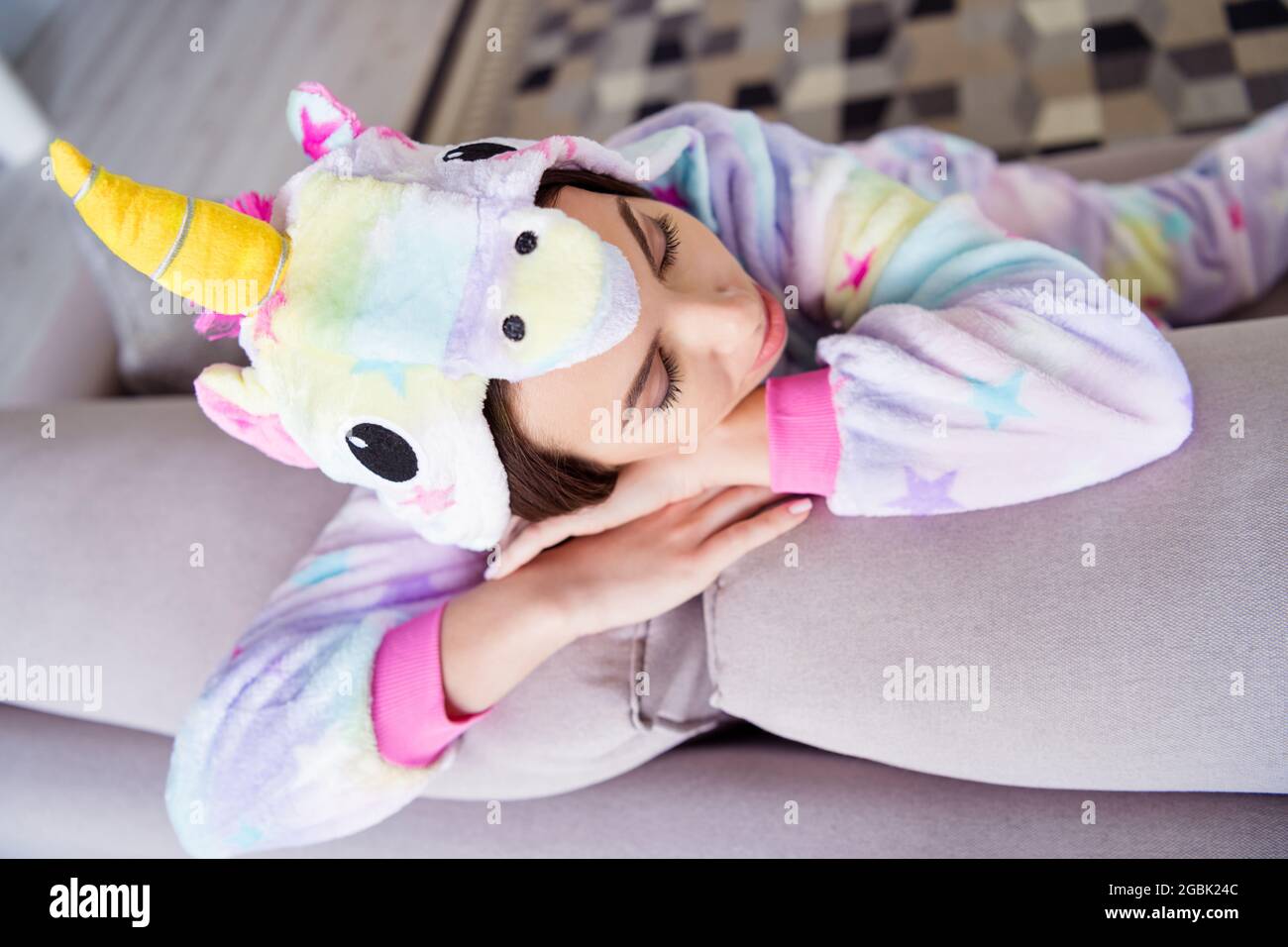 Foto de dulce dama sueño tener descanso siesta sofá cama ropa cosplay unicorn en el interior Fotografía de stock - Alamy
