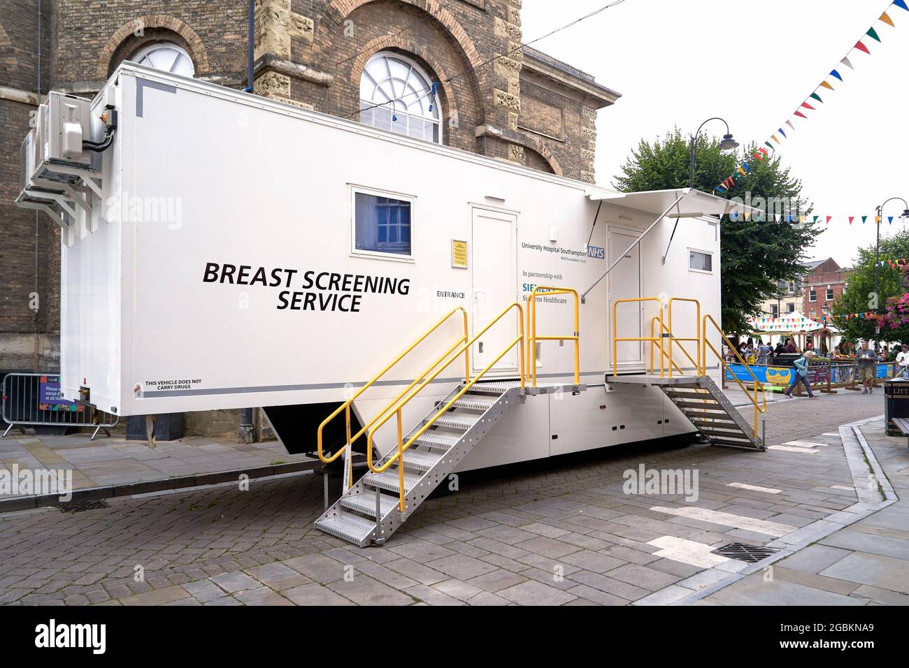 Unidad móvil de cribado mamario NHS estacionada en una calle peatonal de Salisbury, Reino Unido Foto de stock