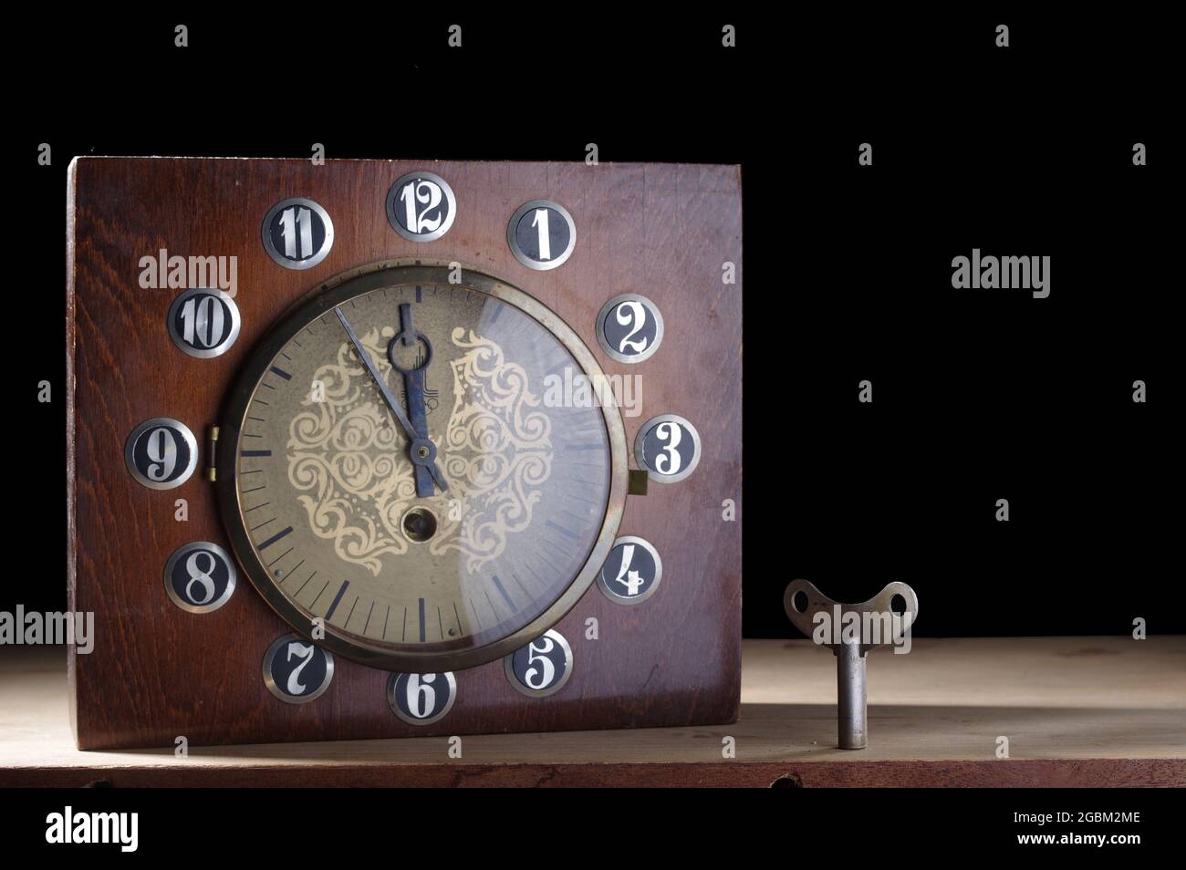 Reloj de mesa viejo. Reloj antiguo en una caja de madera. Reloj soviético  Clockwork Fotografía de stock - Alamy