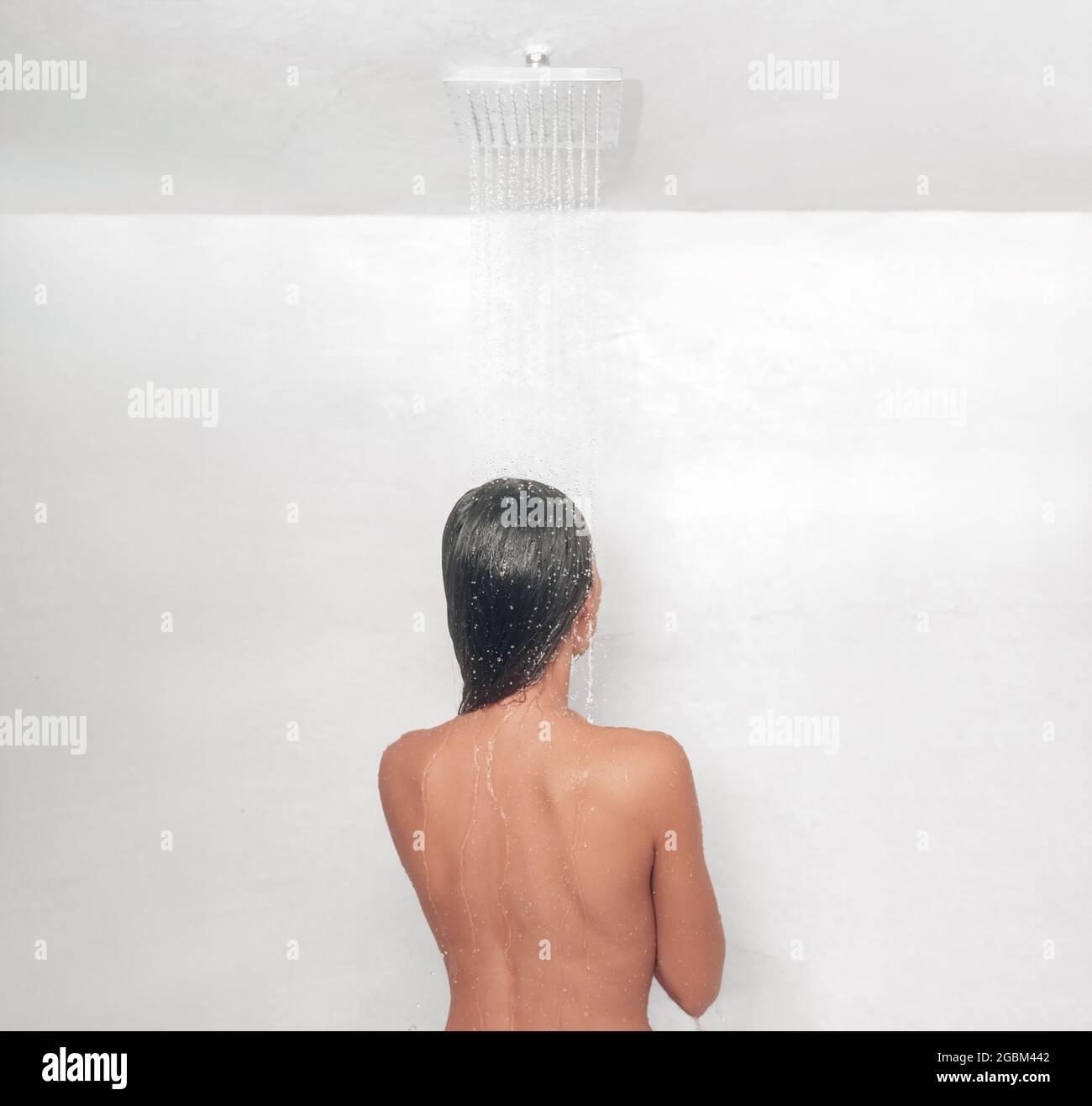 Estilo de vida de la ducha. Mujer tomando un baño caliente duchándose  lavando su pelo en el cuarto de baño de lujo del hotel con la  característica de la ducha de la