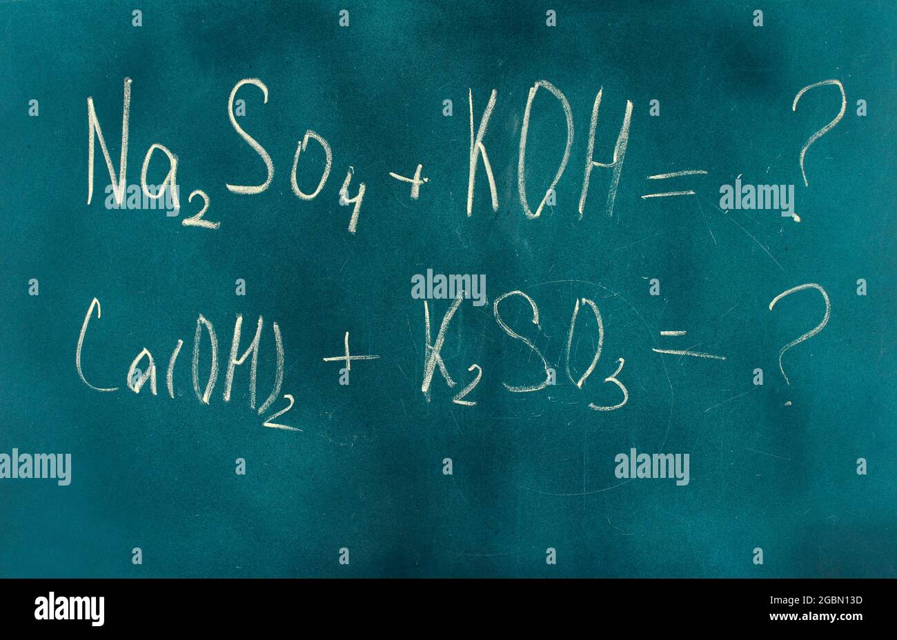 Fórmula química escrito en la pizarra con tiza Fotografía de stock - Alamy