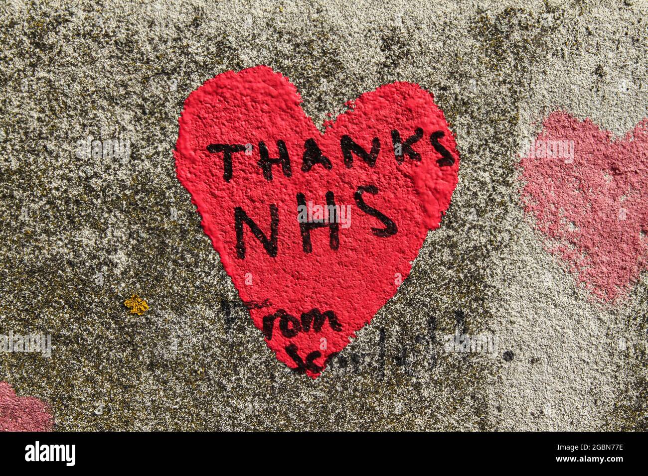 Londres, Reino Unido. 04th de agosto de 2021. Un corazón con las palabras 'Gracias NHS' inscritas en el muro conmemorativo de Covid. El National Covid Memorial Wall corre alrededor de una milla a lo largo del río Támesis junto al hospital St Thomas' en Westminster. El monumento se inició alrededor de abril de 2021 y está decorado con más de 150.000 corazones rojos cada uno representando una vida perdida a Covid19. (Foto de David Mbiyu/SOPA Images/Sipa USA) Crédito: SIPA USA/Alamy Live News Foto de stock