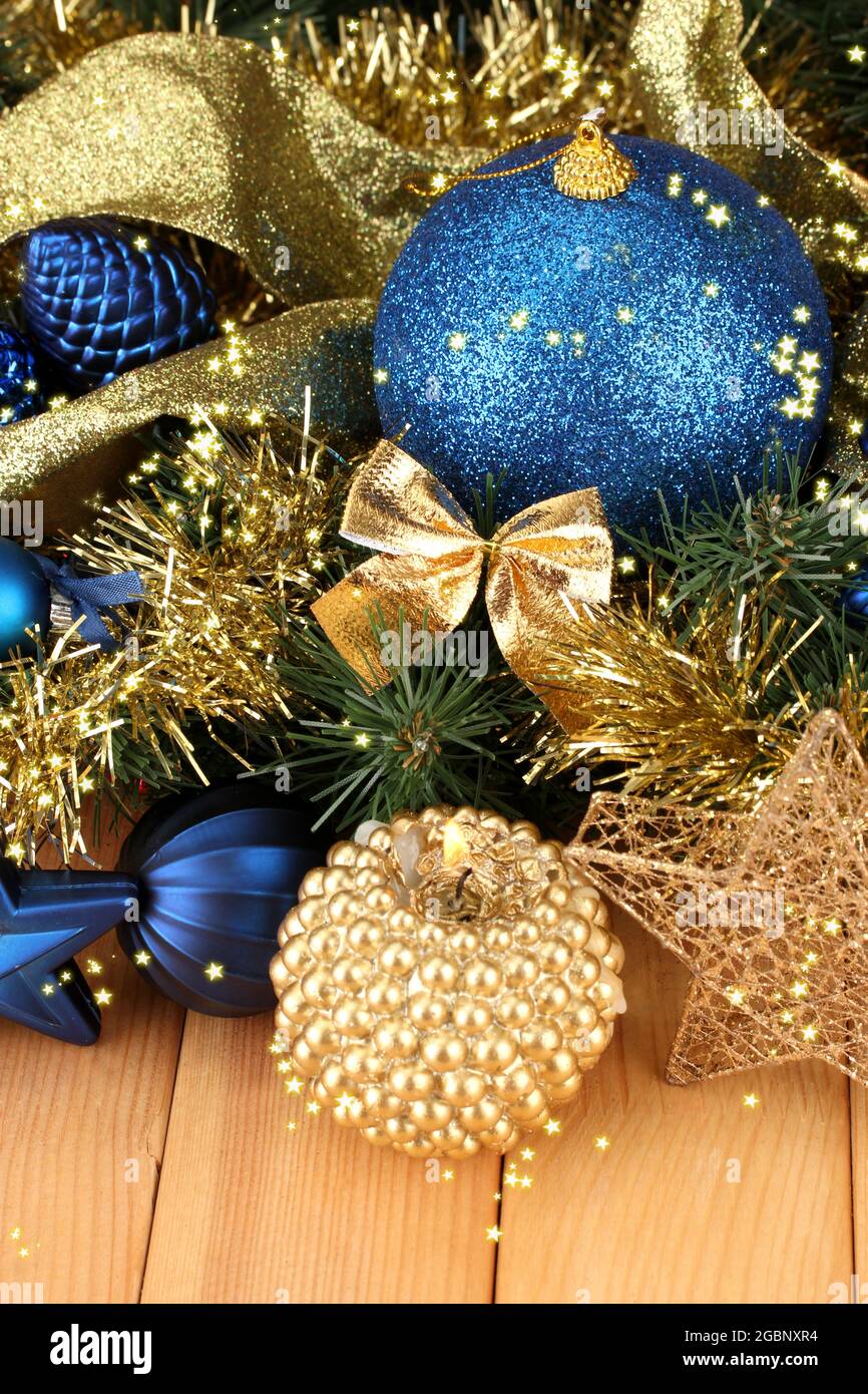 Composición navideña con velas y decoraciones en colores azul y dorado  sobre fondo de madera Fotografía de stock - Alamy