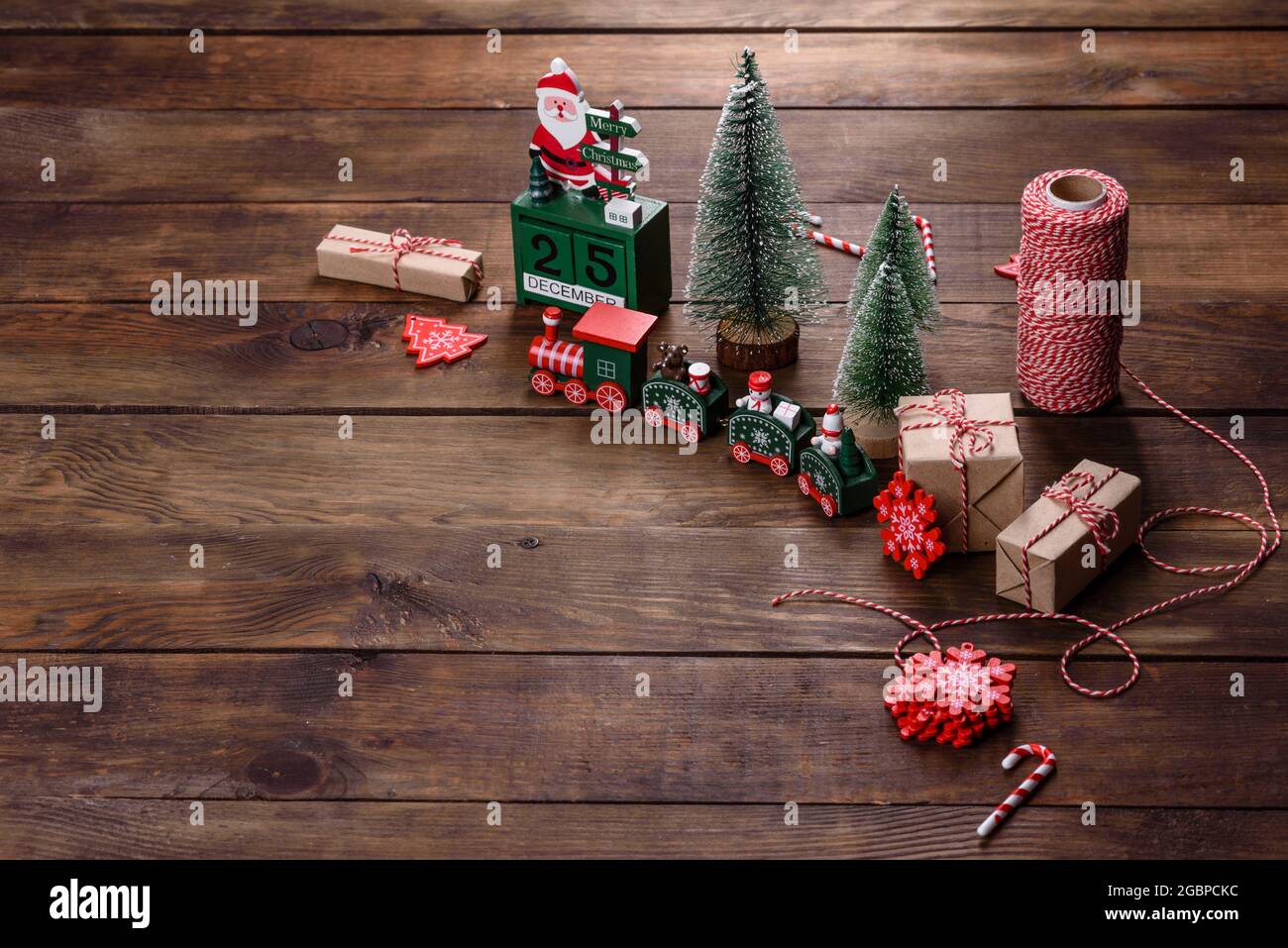 Elementos de Navidad de decoraciones para decorar el árbol de Año Nuevo y  prepararse para las vacaciones. Juguetes de Año Nuevo Fotografía de stock -  Alamy