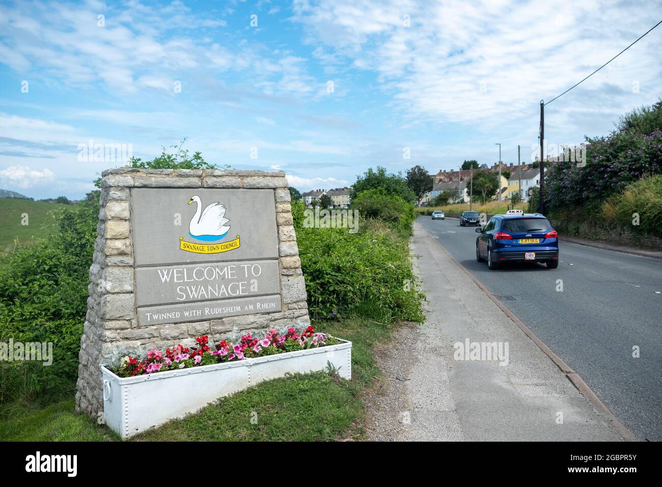 Dorset- Reino Unido: Bienvenido a Swanage signo en la carretera que conduce a la ciudad del lado del mar en el sur de Inglaterra Foto de stock