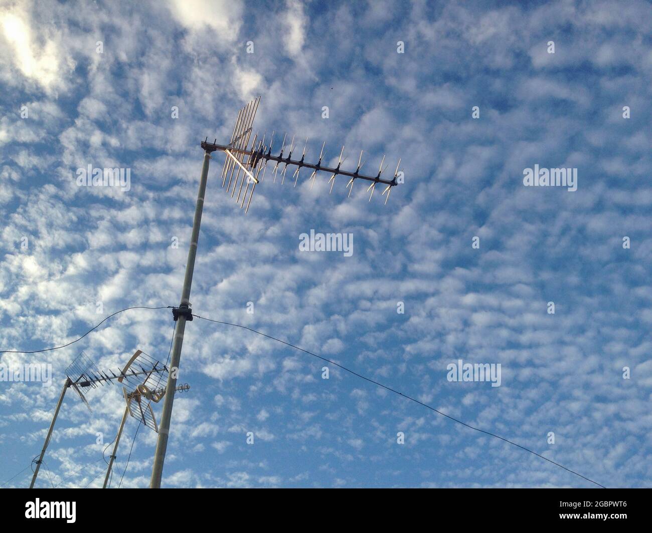 Antenas de televisión doméstica sobre cielo azul nublado. Enfoque selectivo  Fotografía de stock - Alamy