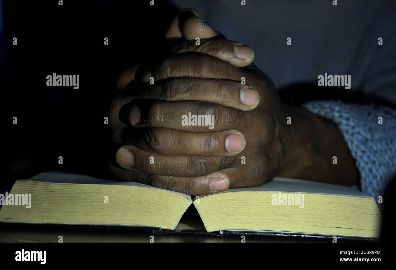 hombre orando con la foto de la biblia Fotografía de stock Alamy