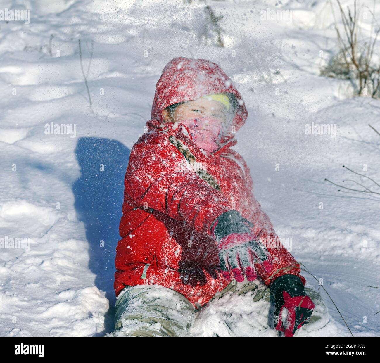 Retrato De Niño Lindo En Ropa De Invierno De Color Rojo Que Se Divierten  Con La Nieve. Ocio Activo Al Aire Libre Con Los Niños En Invierno. Niño Con  Gorro, Guantes De