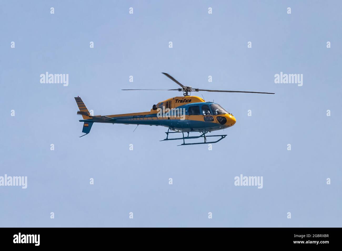 Huelva, España - 30 de julio de 2021: Helicóptero de la Guardia Civil de Trafico (Guardia Civil de Tráfico) patrullando las carreteras y autopistas para controlar imprudente Foto de stock