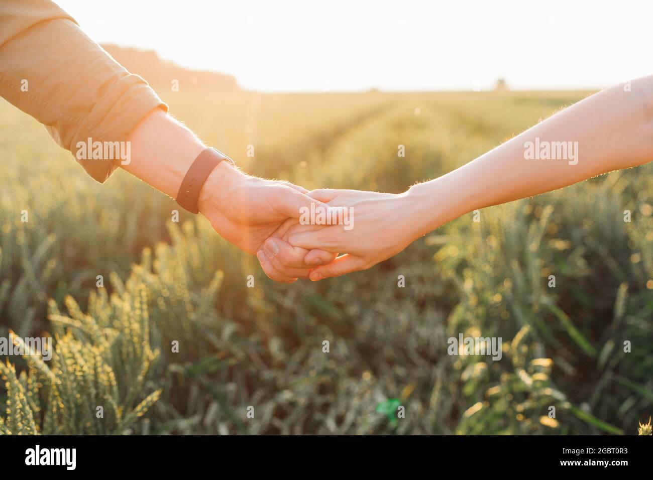 Pareja joven manos unidas fotografías e imágenes de alta resolución - Alamy