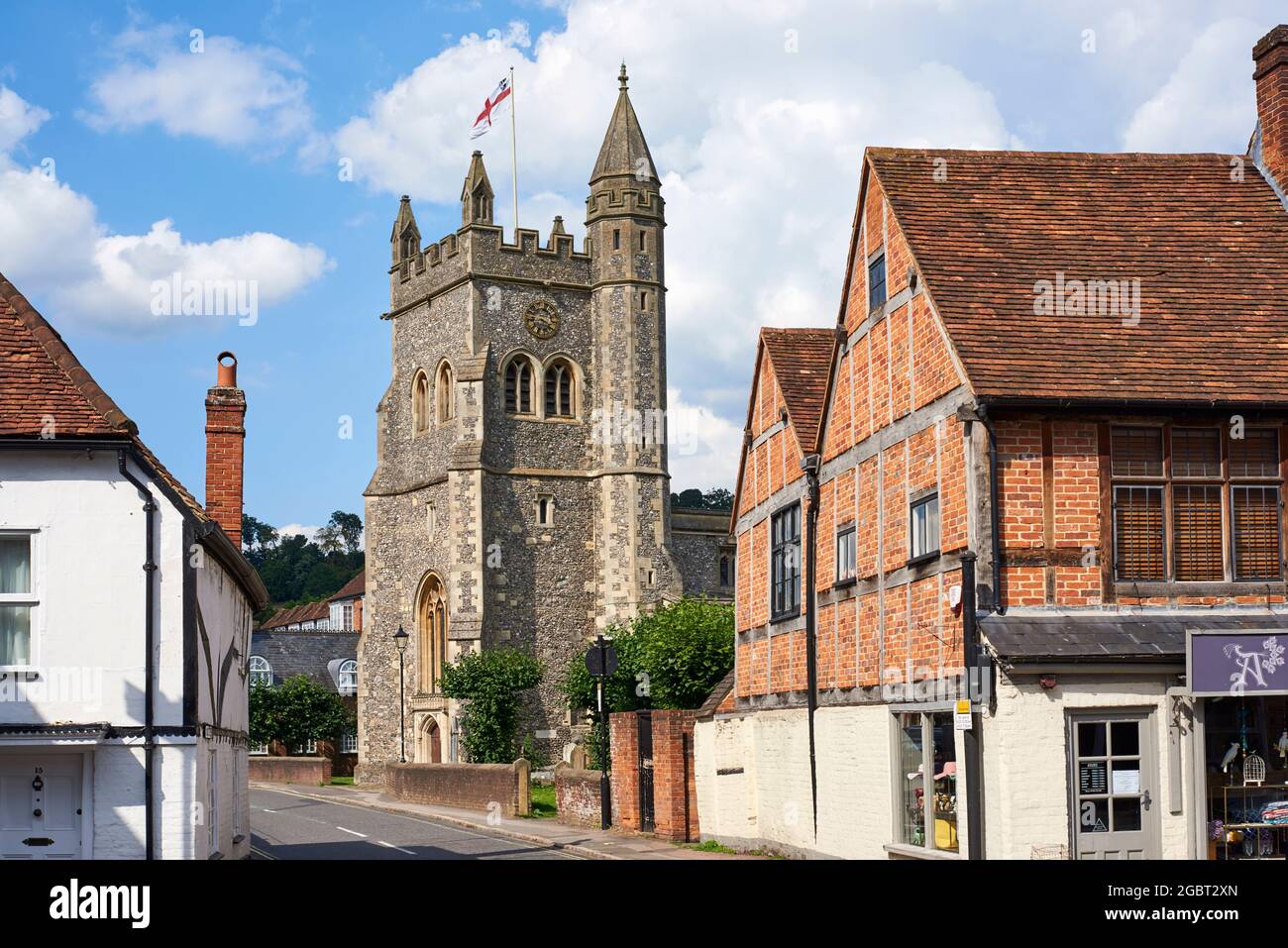 Edificios históricos y la torre de la iglesia de Santa María en Church Street, en Old Amersham, Buckinghamshire, sur de Inglaterra Foto de stock