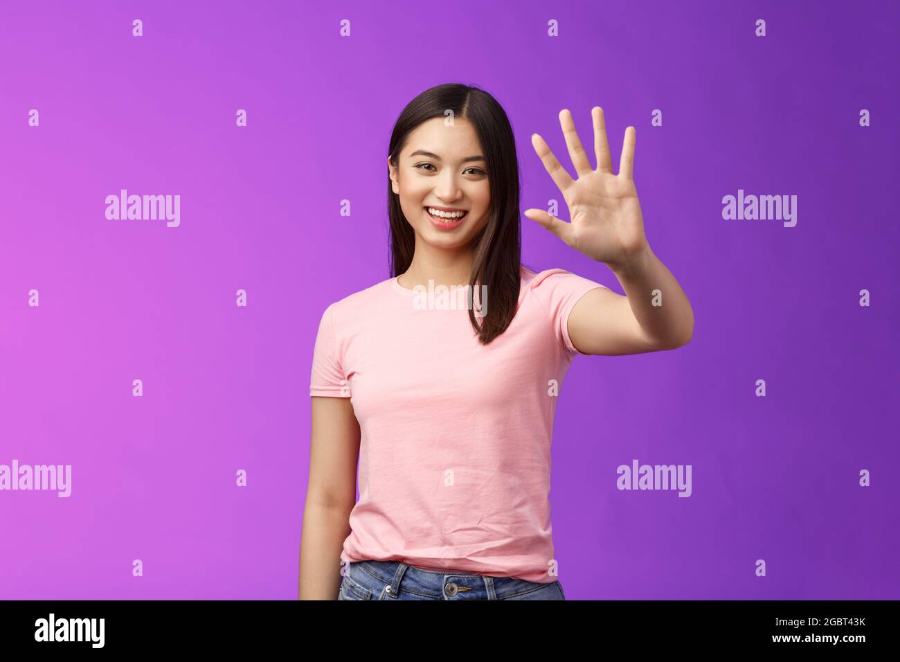 Amable lindo asiático tierno chica levantar palma waving Adiós, sonriendo  con alegría, despedida, con gusto amigos invitar venir, diciendo hola hola  Fotografía de stock - Alamy