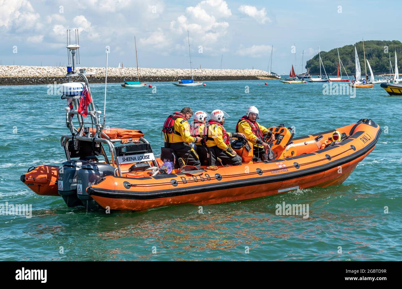 RNLI lifboat costa adentro, bote salvavidas inflable, salvar vidas en el mar, seguridad marina, servicios de rescate marítimo, cowes isle of wight, reino unido Foto de stock