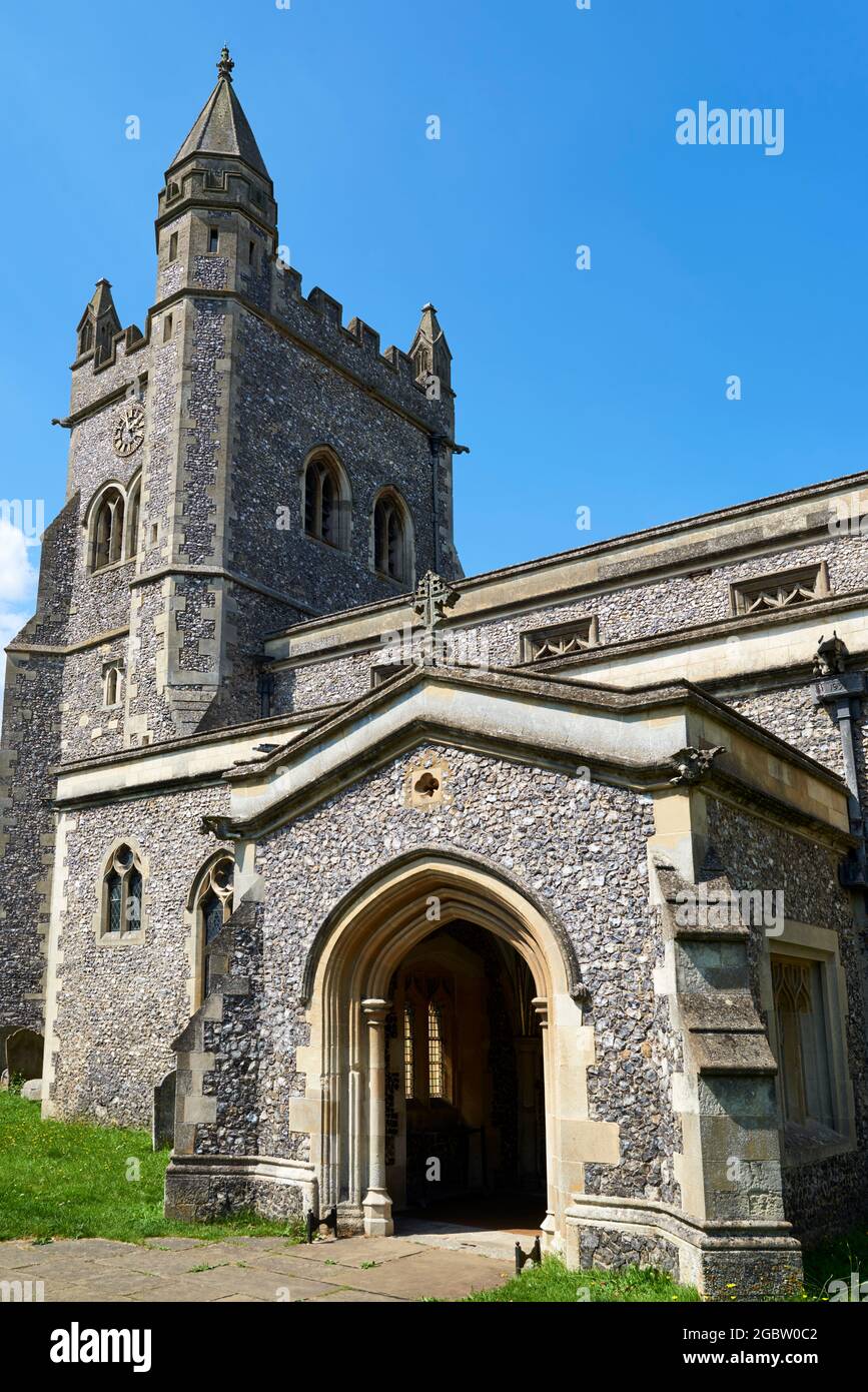 La entrada y la torre de la histórica iglesia gótica inglesa de Santa María la Virgen, Old Amersham, Buckinghamshire, sur de Inglaterra Foto de stock