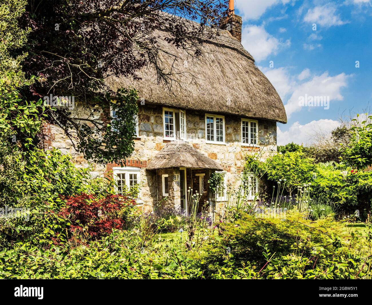 La pintoresca casa de campo con techo de paja en Wiltshire. Foto de stock