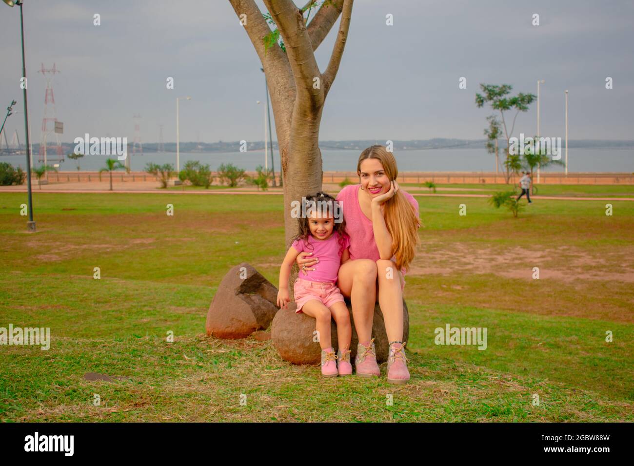 Mamá e hija vestidas igual en un parque al aire libre jugando unos con  otros Fotografía de stock - Alamy
