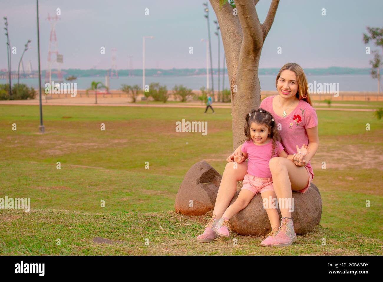 Mamá e hija vestidas igual en un parque al aire libre jugando unos con  otros Fotografía de stock - Alamy