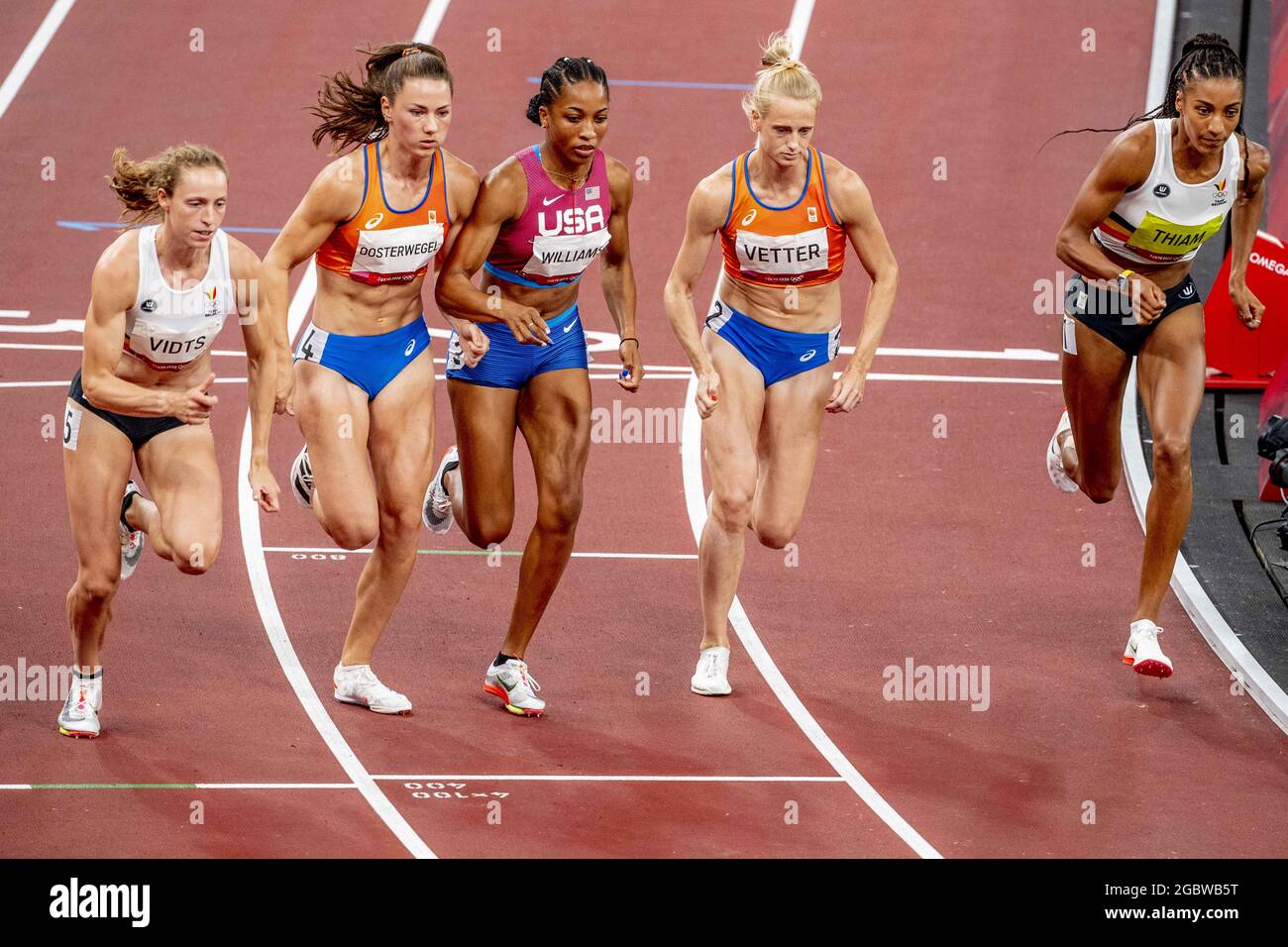 TOKIO - Anouk Vetter y Emma Oosterwegel han causado una gran sorpresa al ganar una medalla en el heptathlon olímpico. Vetter ganó plata en un récord holandés de 6689 puntos, Oosterwegel tomó bronce con 6590 puntos. Emma Oosterwegel y Anouk Vetter animan después de los últimos 800 metros del heptathlon en el Estadio Olímpico durante el torneo de atletismo de los Juegos Olímpicos de Tokio. Foto por Robin Utrecht/ABACAPRESS.COM Crédito: Abaca Press/Alamy Live News Foto de stock