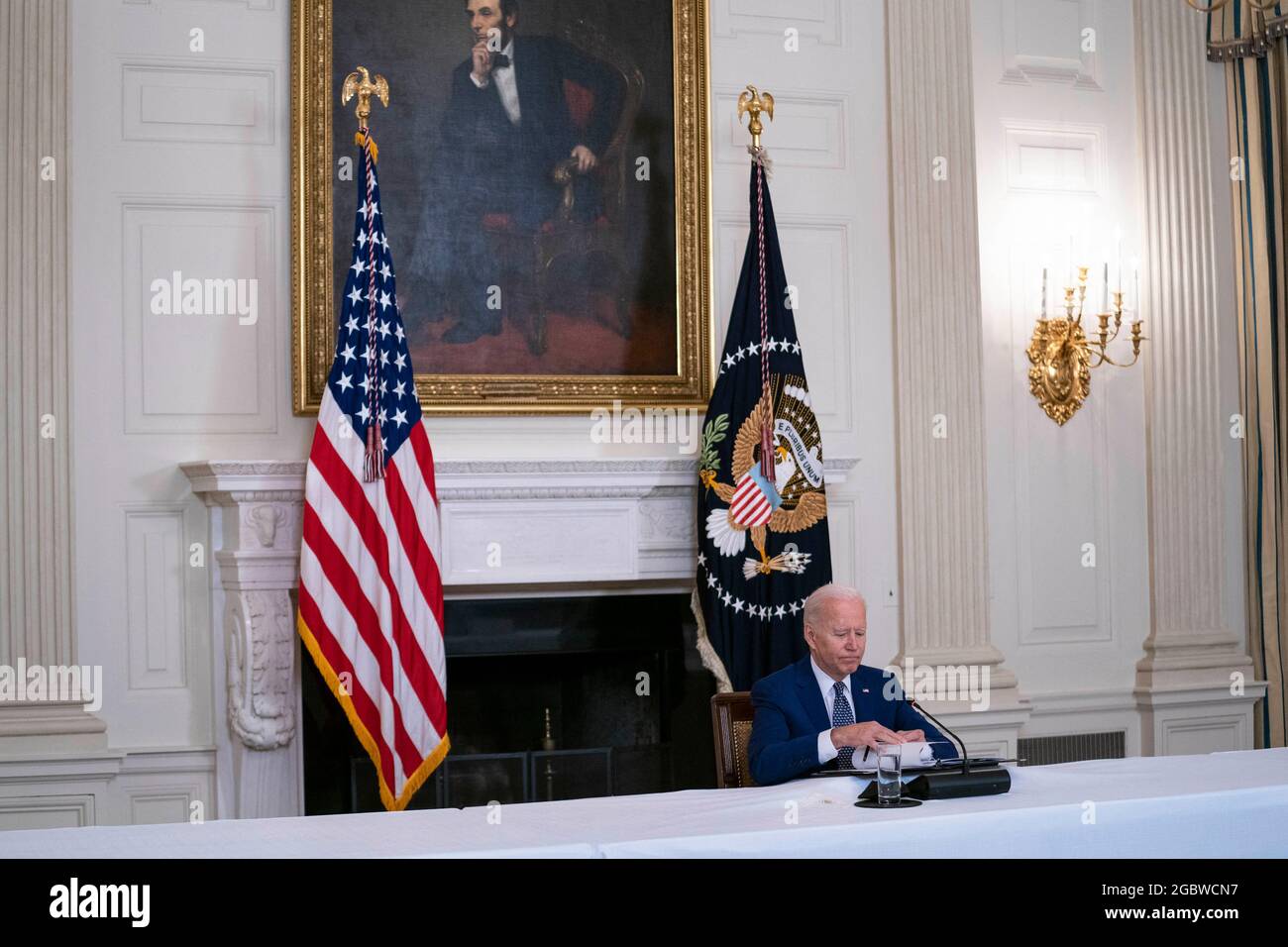 https://c8.alamy.com/compes/2gbwcn7/washington-estados-unidos-05th-de-agosto-de-2021-el-presidente-joe-biden-hace-declaraciones-antes-de-una-reunion-con-lideres-de-derechos-civiles-de-los-asiaticos-americanos-nativos-hawaianos-e-islenos-del-pacifico-en-el-comedor-estatal-de-la-casa-blanca-en-washington-dc-el-jueves-5-de-agosto-de-2021-foto-por-sarah-silbiger-pool-abacapress-com-credito-abaca-press-alamy-live-news-2gbwcn7.jpg