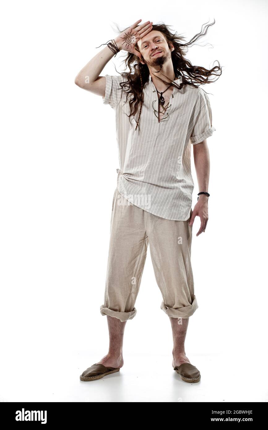 Tiro vertical de un hombre blanco caucásico saludando con un traje hippie  Fotografía de stock - Alamy