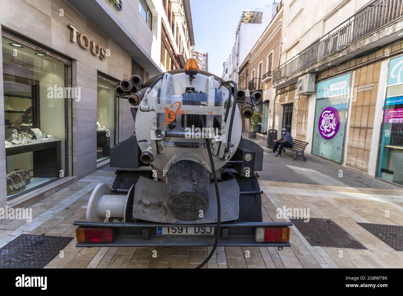 HUELVA, ESPAÑA - 10 de junio de 2021: Un coche de limpieza de calles en el  centro de Huelva, España Fotografía de stock - Alamy