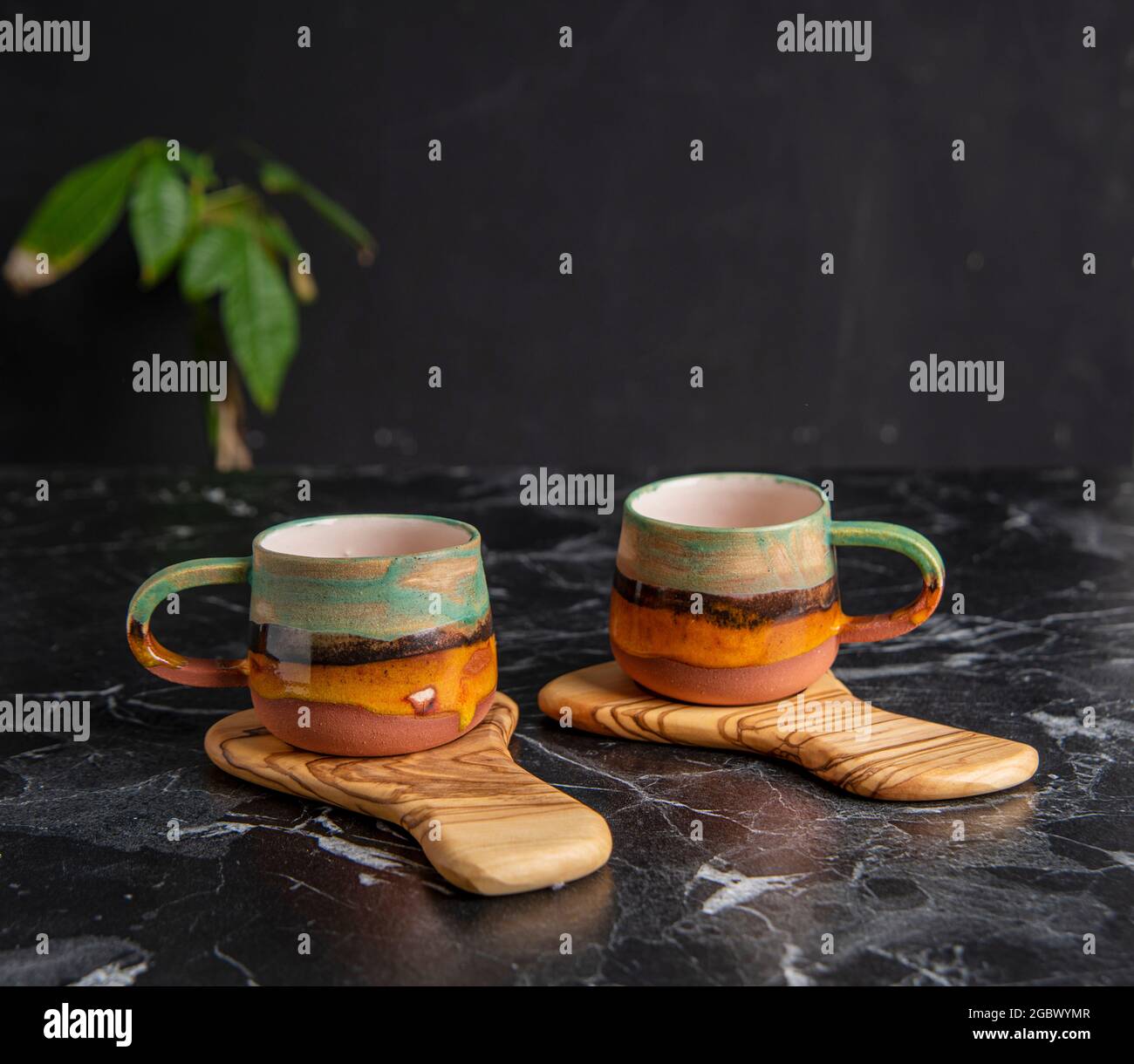 tazas de café coloridas con plato de madera Fotografía de stock - Alamy