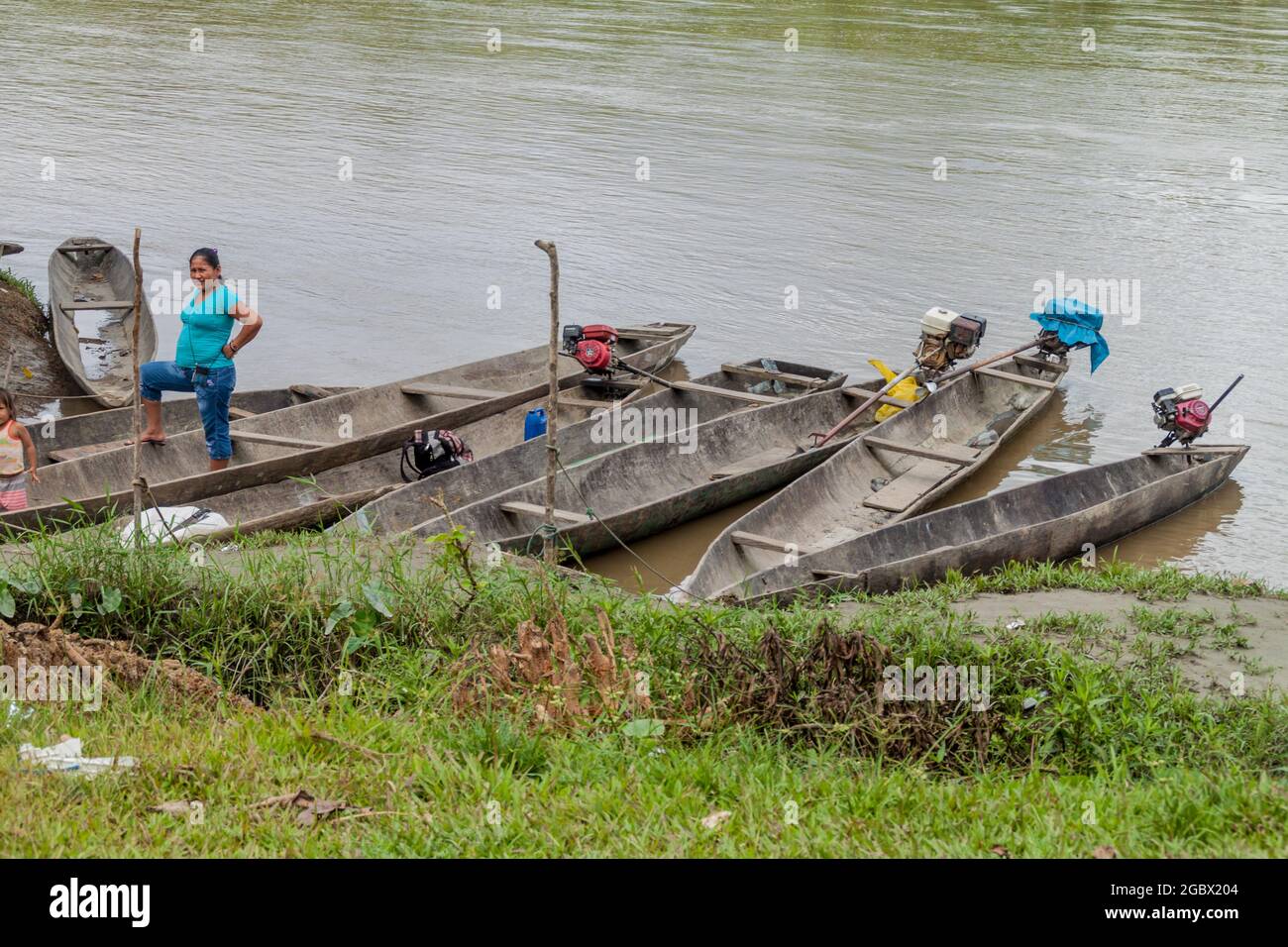 PANTOJA, PERÚ - 9 DE JULIO de 2015: Aldeanos en una canoa de dugout llamada Peke Peke en un río Napo, Perú Foto de stock