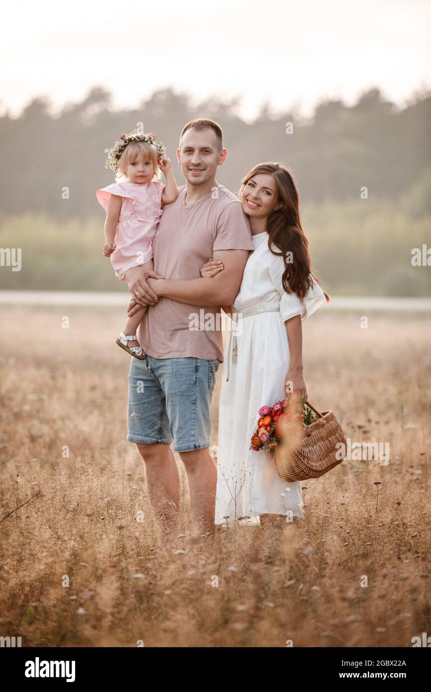 Retrato De Familia Feliz Mama Papa E Hija Caminan En El Campo Familia Joven Pasando Tiempo Juntos De Vacaciones Al Aire Libre El Concepto De Vacaciones De Verano Dia De La Madre