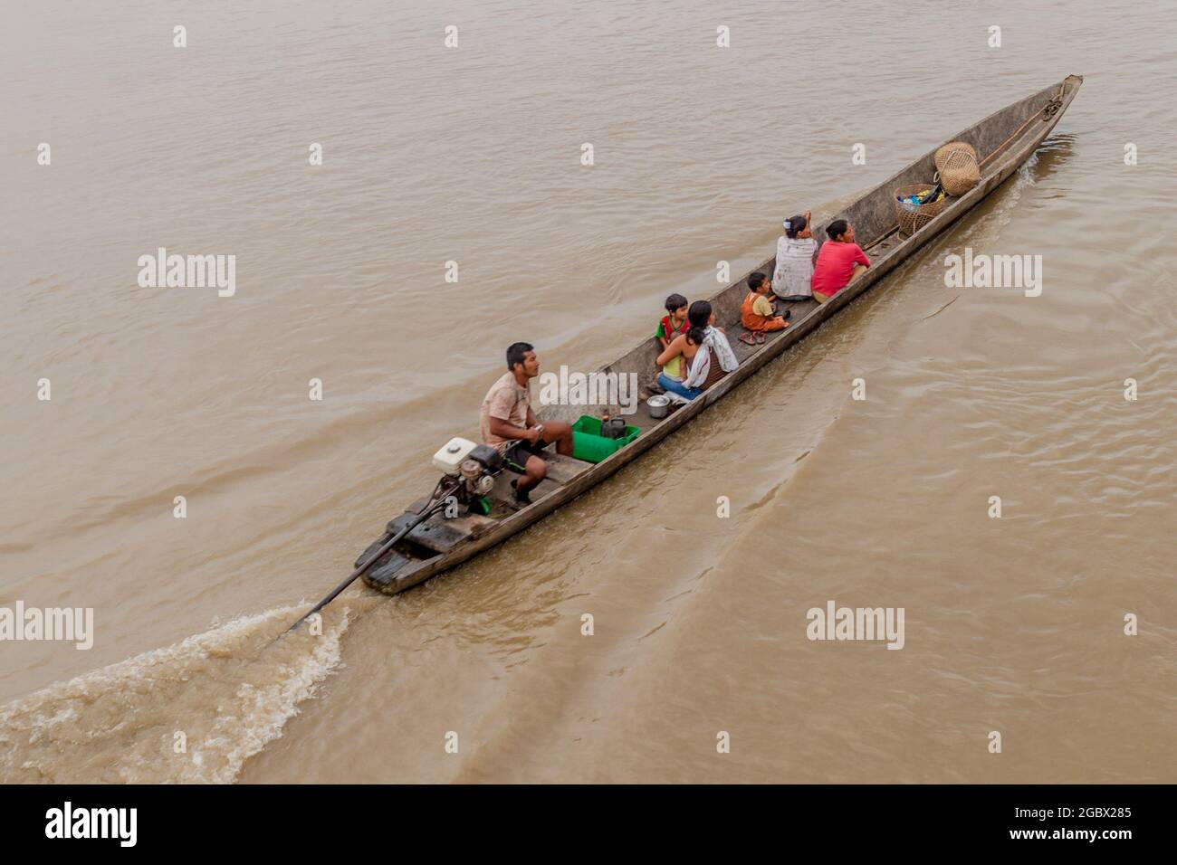 PANTOJA, PERÚ - 14 DE JULIO de 2015: Aldeanos en una canoa de dugout llamada Peke Peke en un río Napo, Perú Foto de stock