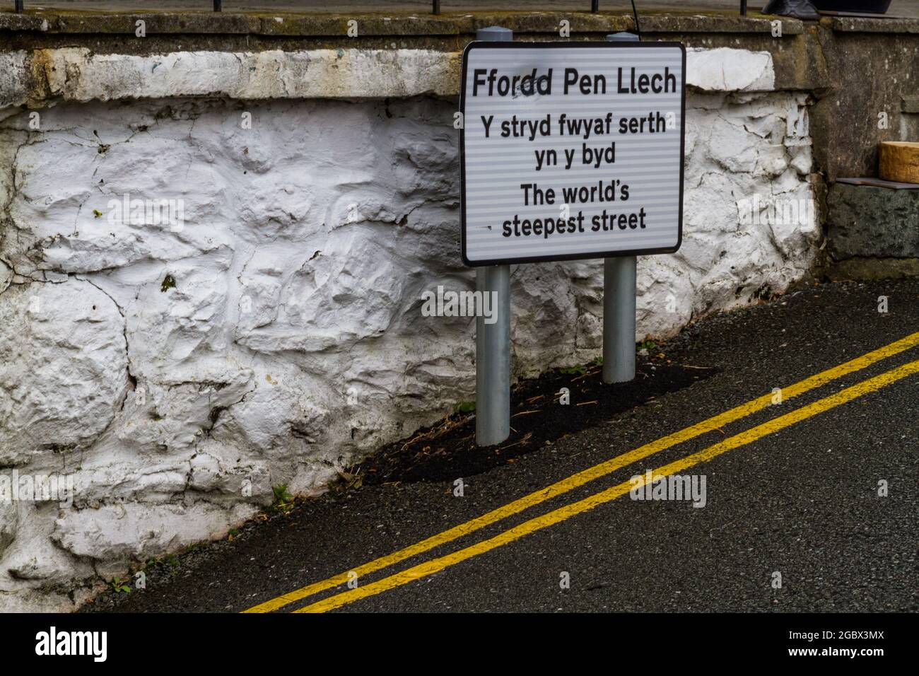 harlech, wales – octubre 5 2020: Señal para Ffordd Pen Llech, ahora la segunda calle más empinada del mundo. Barmouth, Gwynedd, Gales del Norte, Reino Unido, paisaje Foto de stock