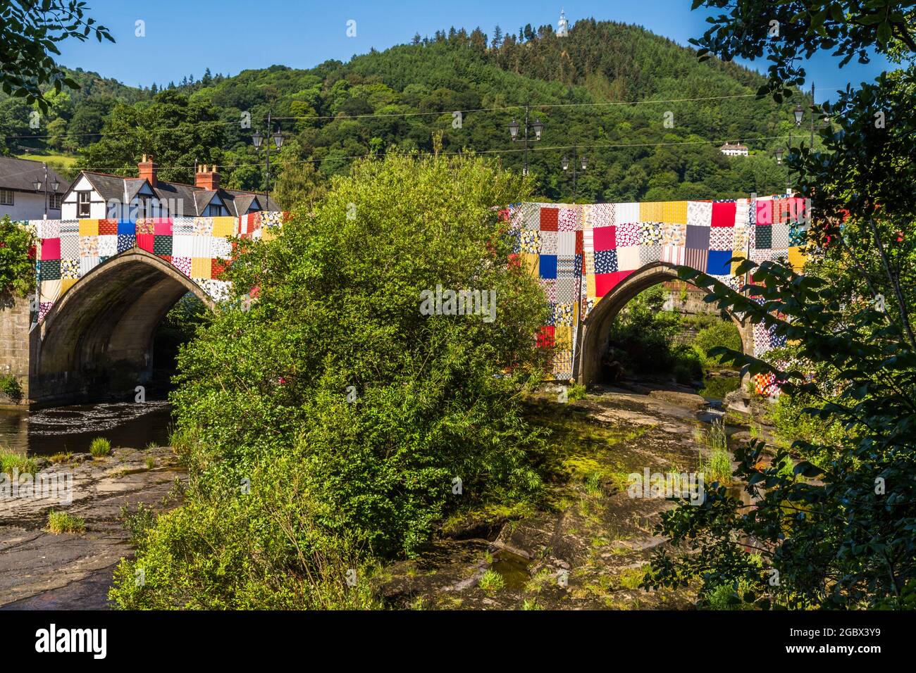 LLANGOLLEN, GALES – JULIO 17 2021: Puentes no paredes, instalación de artes de tapicería en el puente sobre el río Dee por Luke Jerram para lanzar 2021 International M Foto de stock