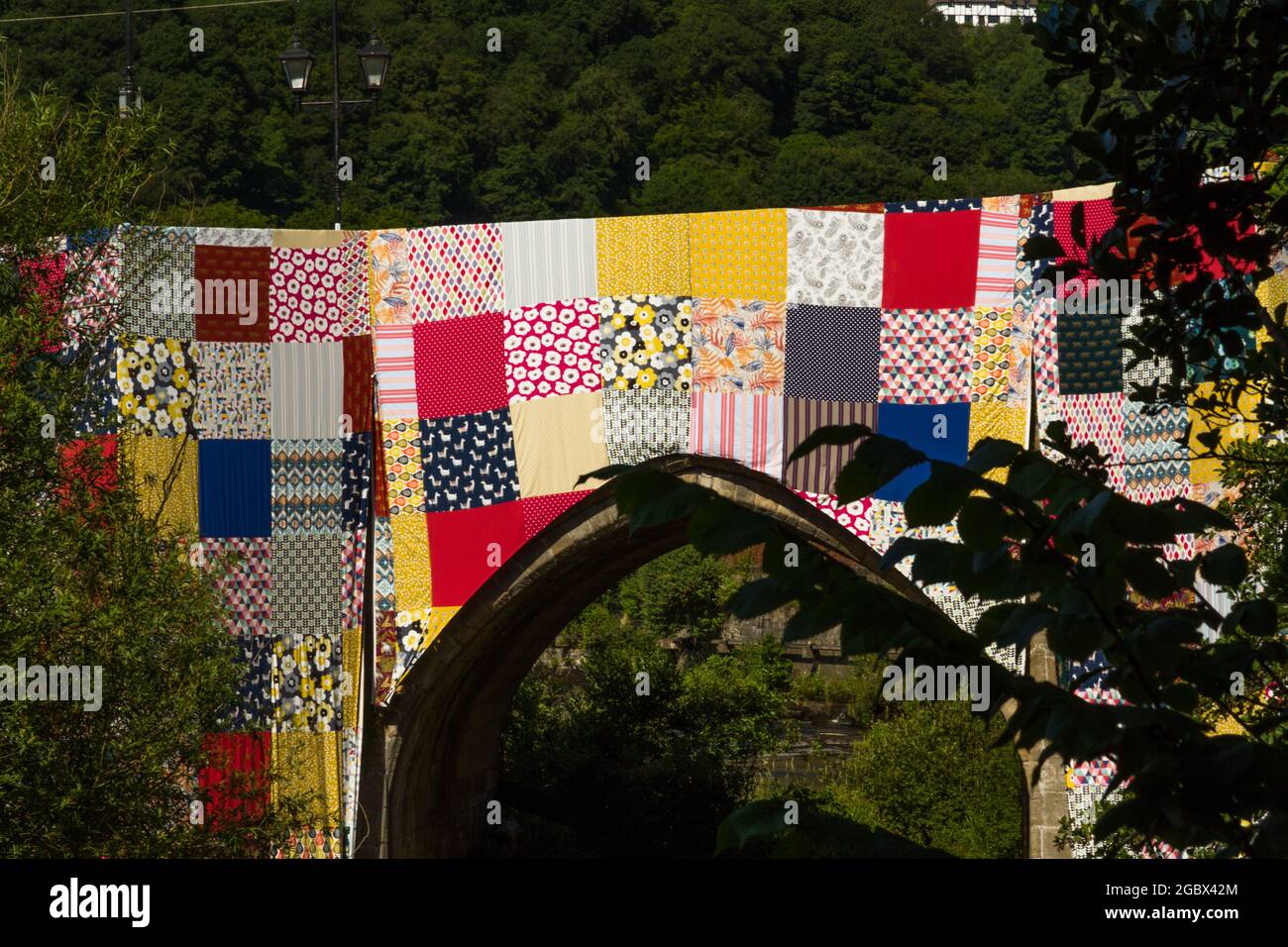 LLANGOLLEN, GALES – JULIO 17 2021: Puentes no paredes, instalación de artes de tapicería en el puente sobre el río Dee por Luke Jerram para lanzar 2021 International M Foto de stock