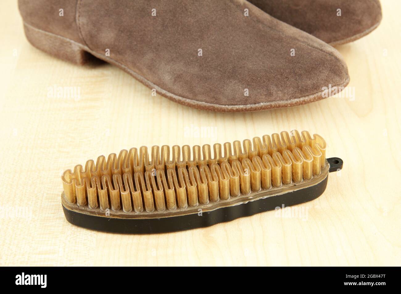 Cepillo para Zapatos de ante, sobre fondo de madera Fotografía de stock -  Alamy