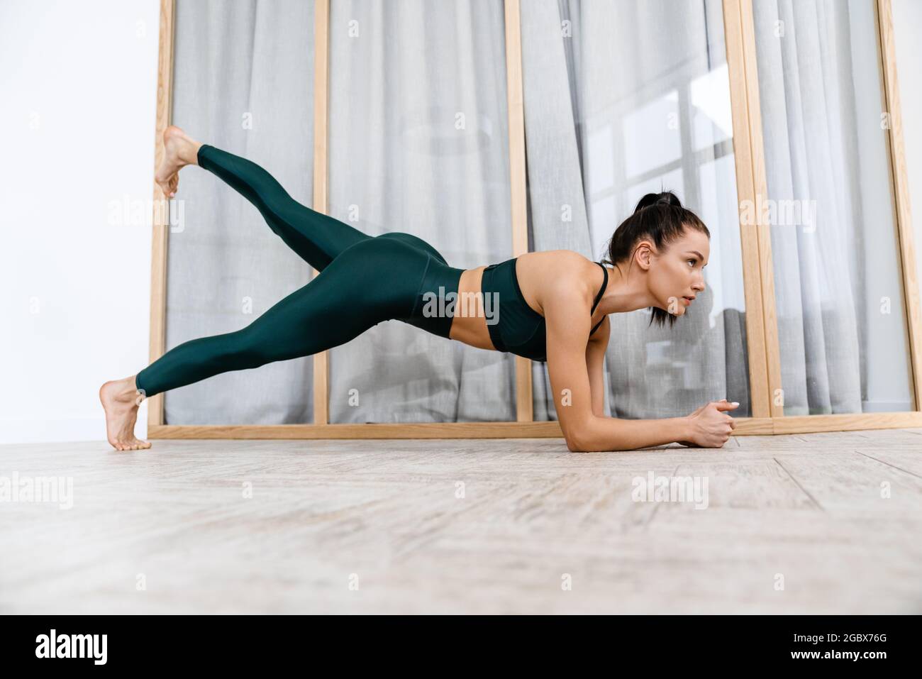Mujer haciendo ejercicio en casa Fotografía de stock - Alamy