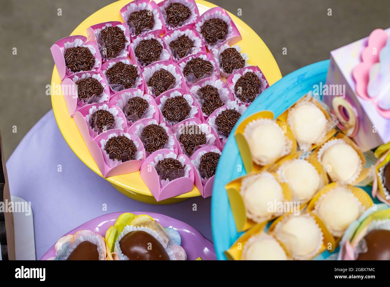Dulces en una mesa de fiesta para niños. Dulces y decoración en la mesa -  cumpleaños de los niños Fotografía de stock - Alamy