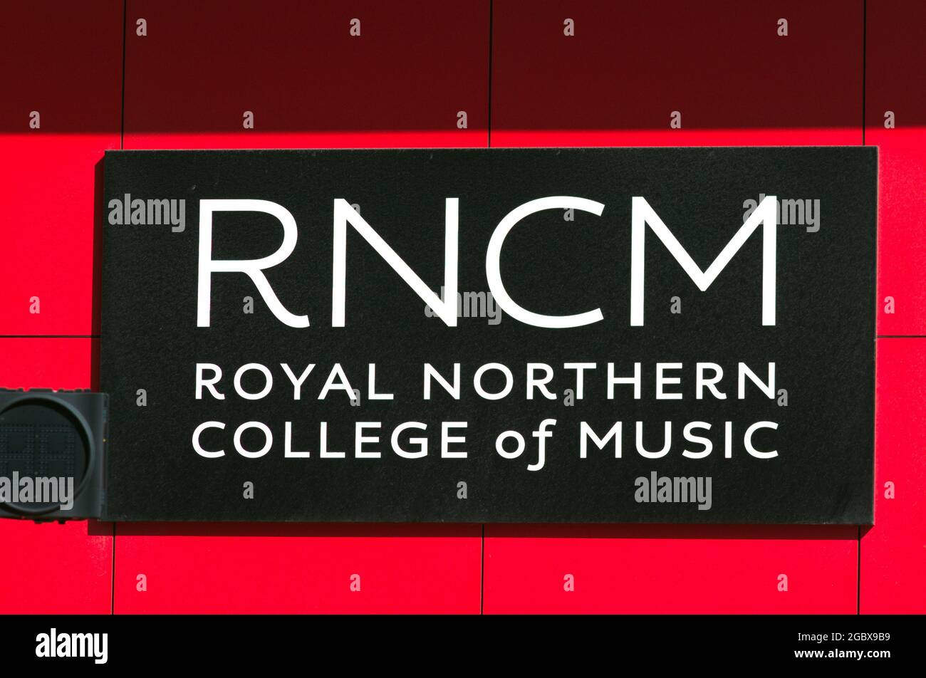 Cartel en la pared exterior del Royal Northern College of Music en Manchester, Reino Unido Foto de stock
