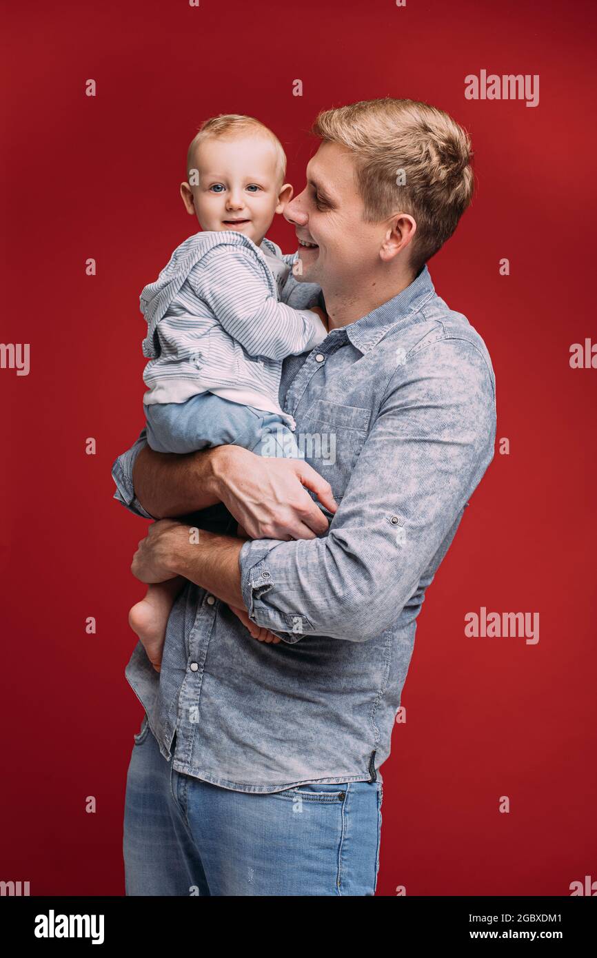 Padre amoroso con su hijo en brazos Fotografía de stock - Alamy