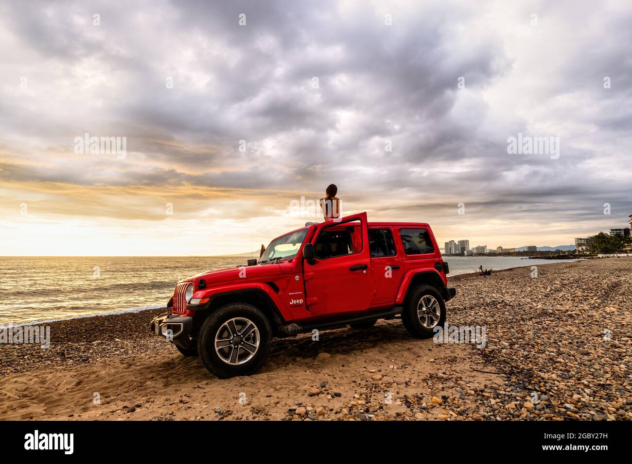 PuertoVallarta, Jalisco, México - 07 27 20 : el Jeep Wrangler 2019 Sahara  ilimitado fuera de carretera con el océano y paisaje urbano en el fondo  Fotografía de stock - Alamy